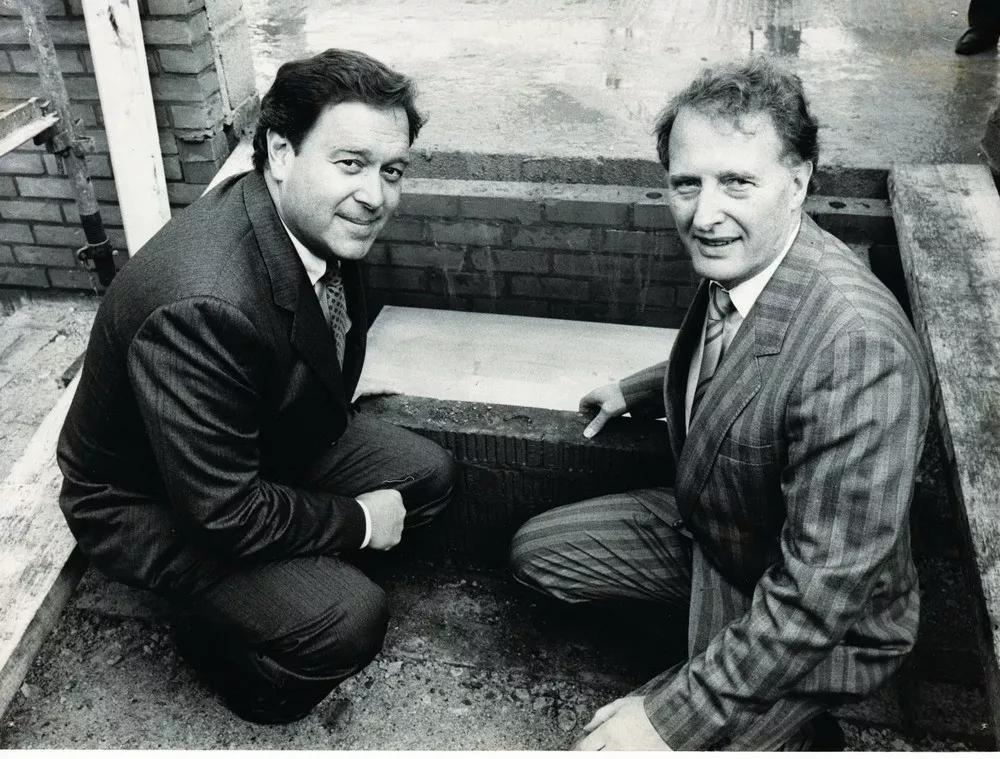 reebok老logo,reebok标志红蓝白