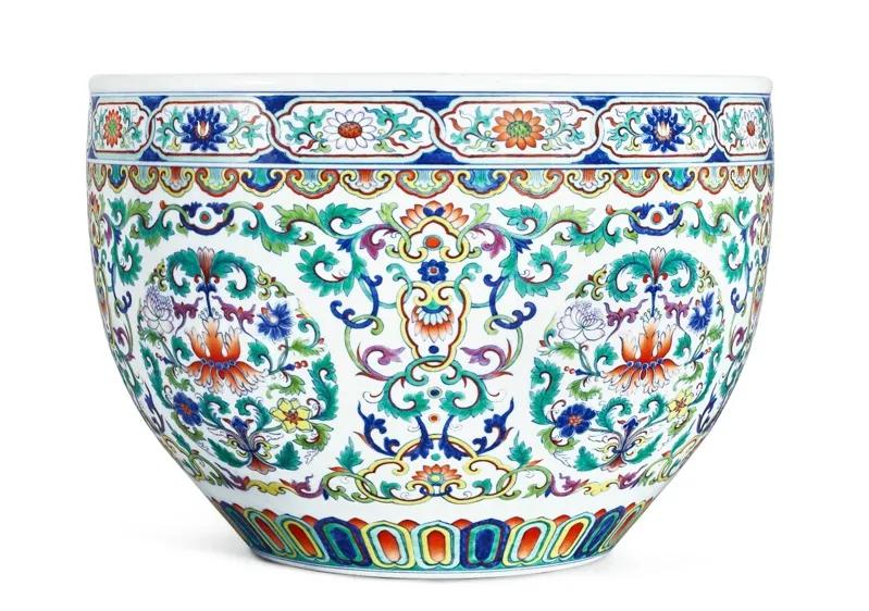 苏富比拍卖乾隆粉彩官窑细部,2019苏富比拍卖乾隆珐琅彩瓶