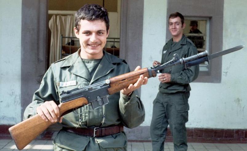 被低估的法国好枪！无保险设计饱受争议，拉机柄形似狗腿