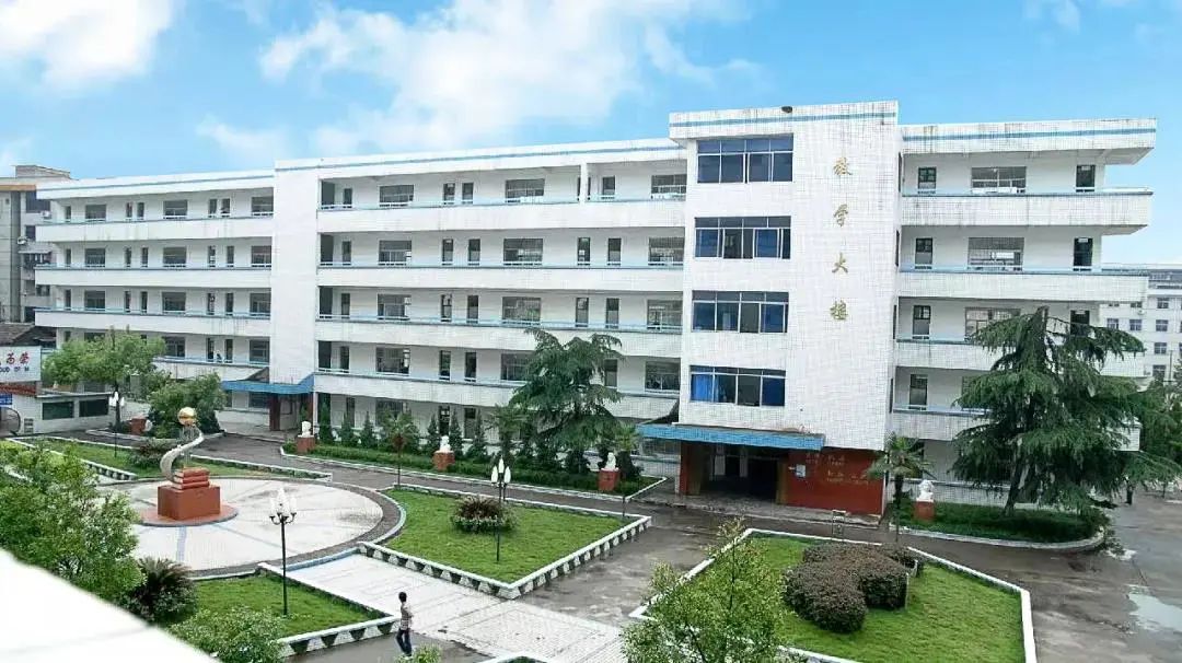 衡阳市八中和衡阳市成章离多远,衡阳成章八中好吗