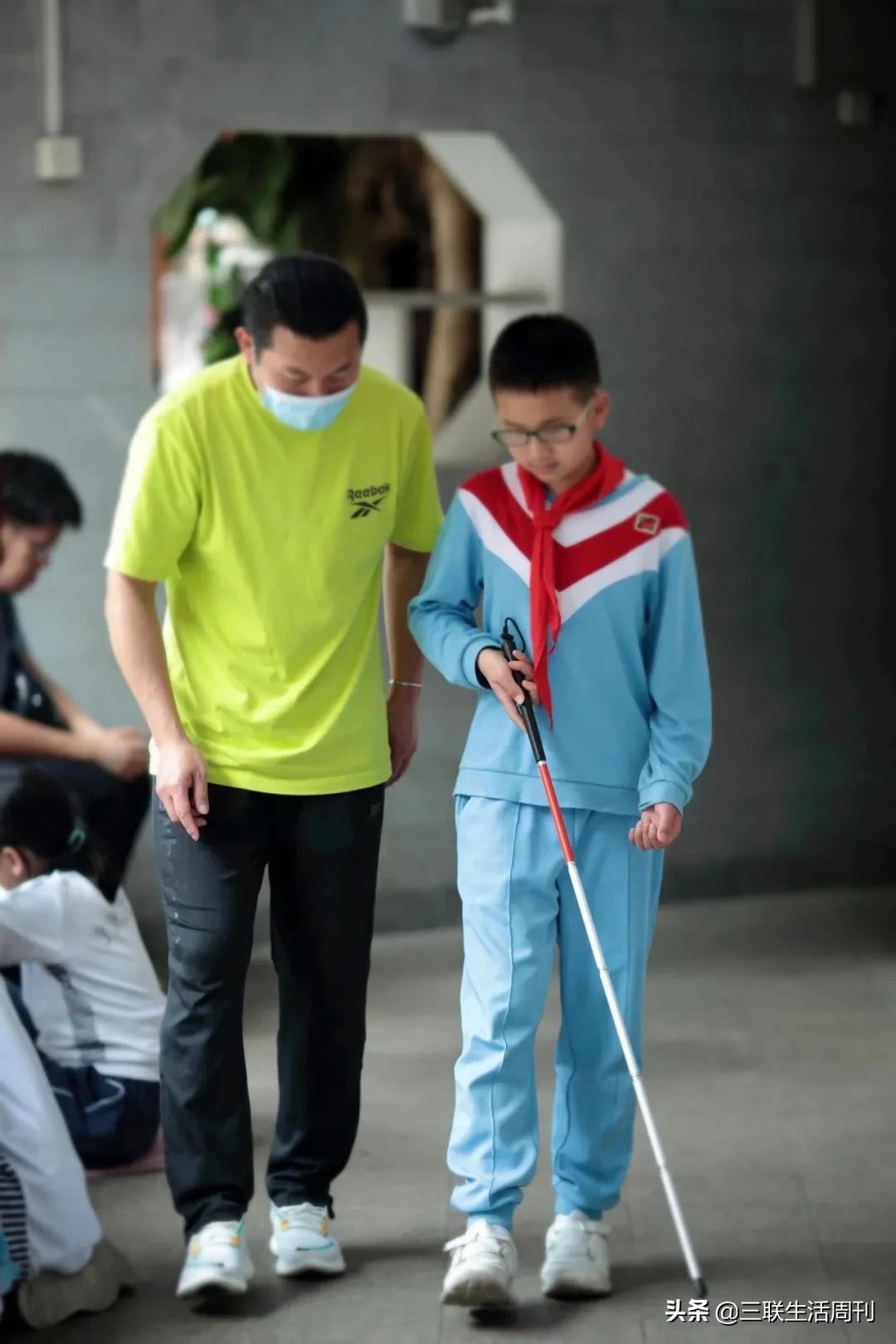 做过十几次全麻手术，视力消失仅有光感，爱好是台风夜追着风：盲童雨鑫和他母亲的求学之路