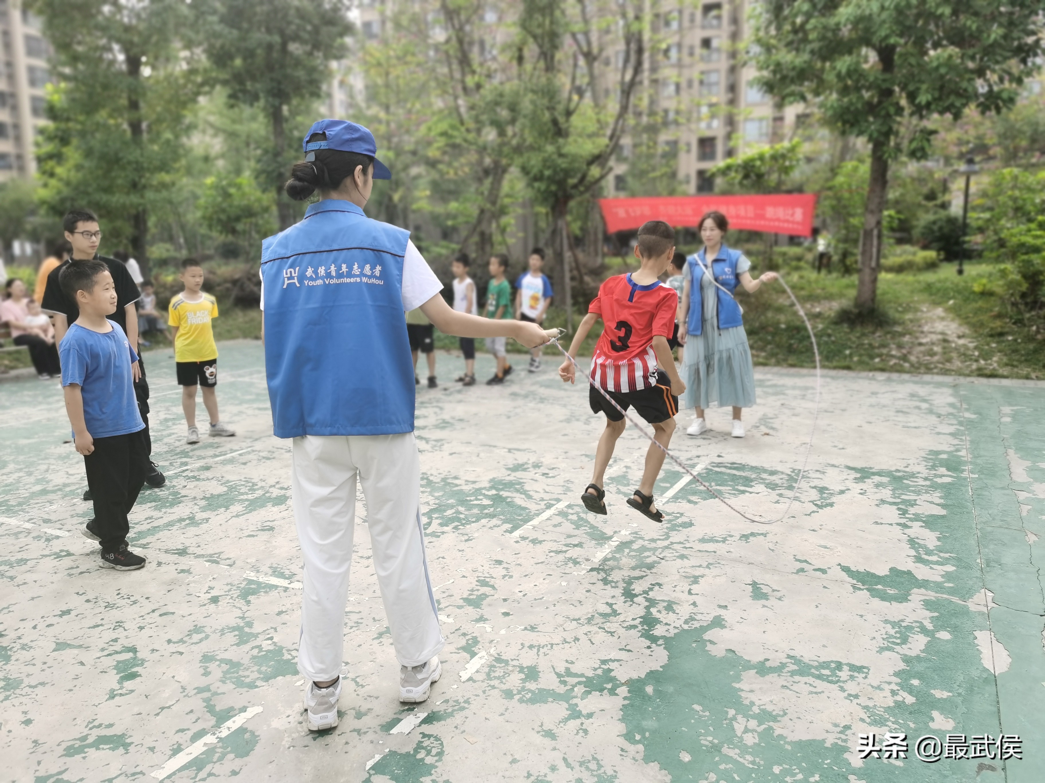 乒乓球趣味跳绳,跳绳运乒乓球