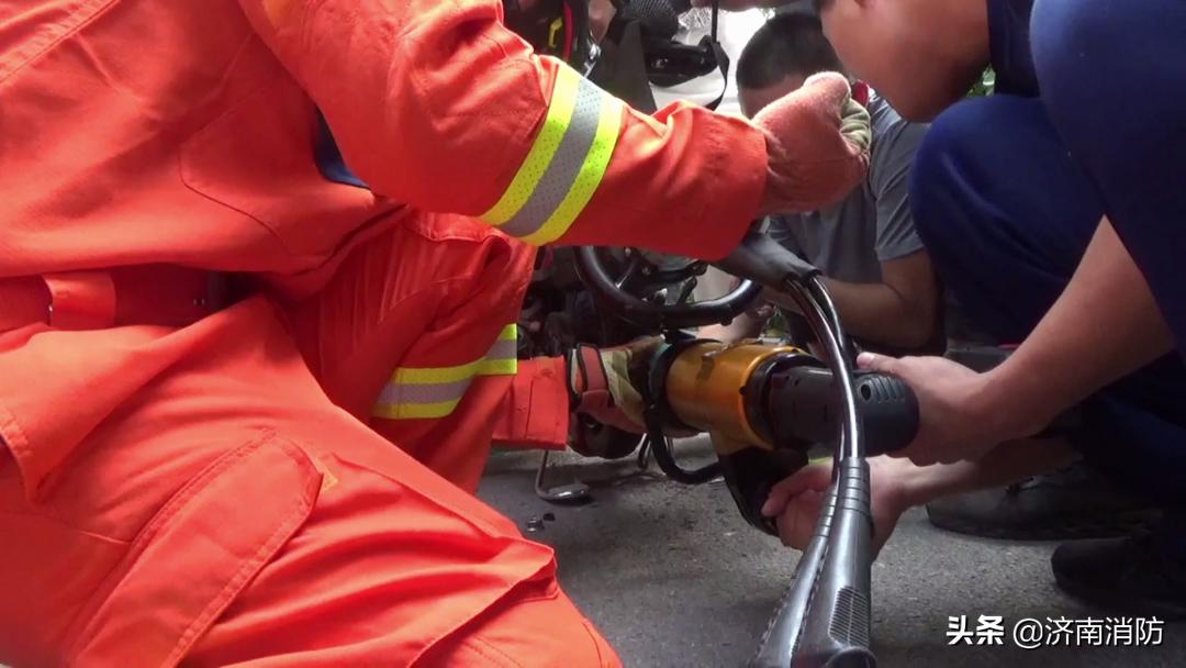 幼童脚被卡进电动车,小朋友坐电动车脚卡进车轮