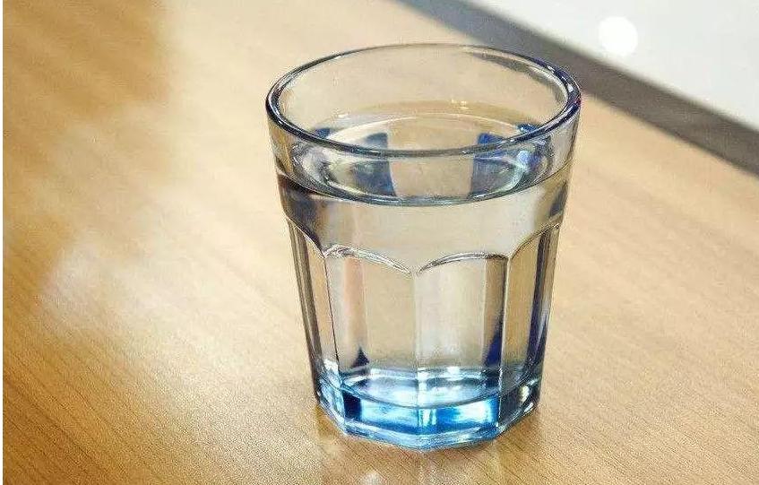 六个月宝宝可以用碗直接喝水吗,喝奶粉的宝宝前六个月需要喝水吗