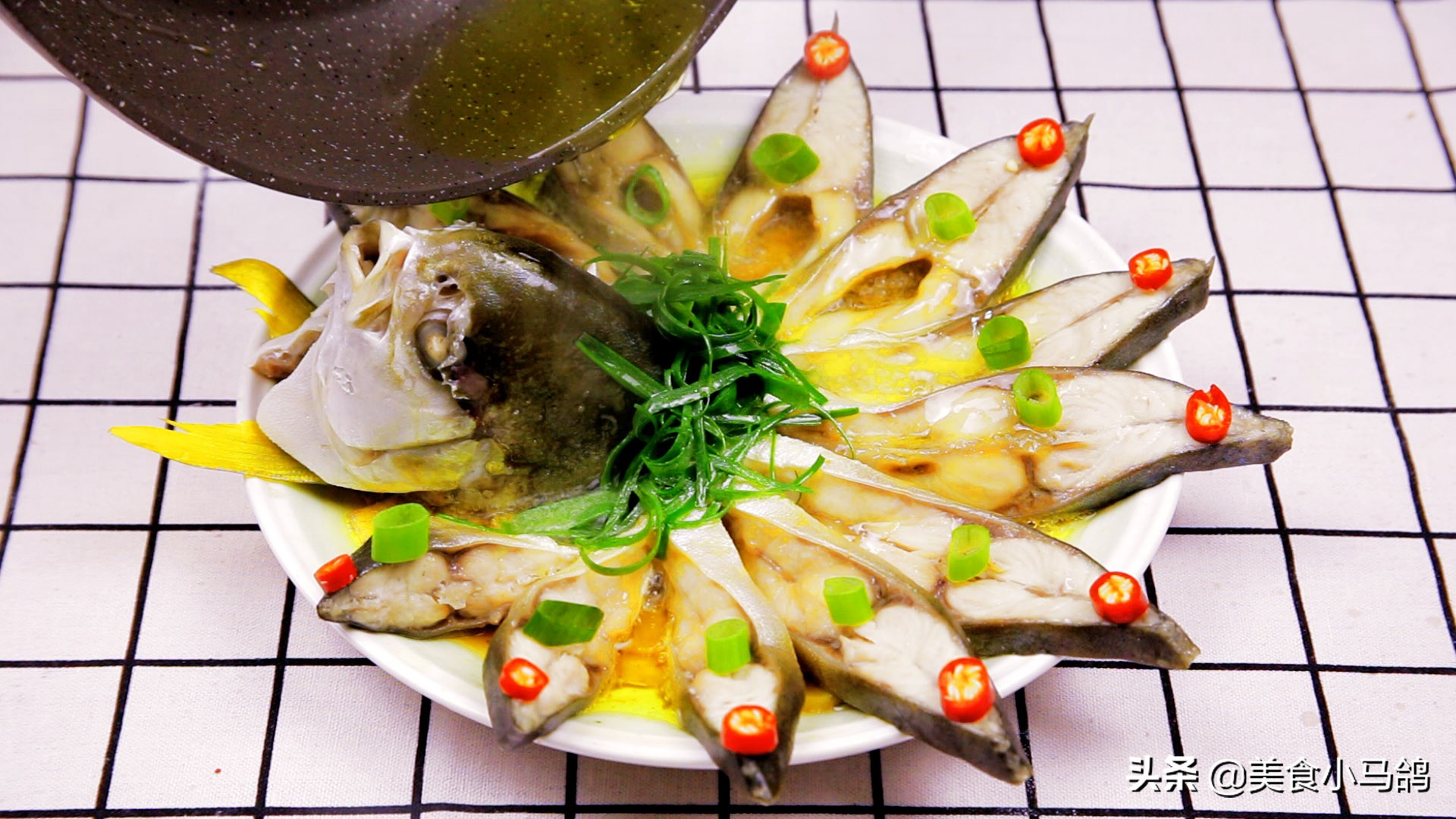 继续清理年货库存,教你做一道颜值爆表的清蒸鱼,晒朋友圈后火了