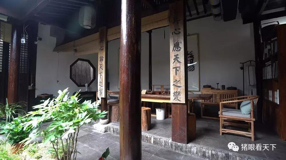 上海人叫菜饭，浦东人叫咸酸饭，其实是寒酸饭，穷人吃的