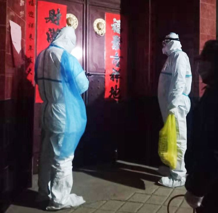 医护人员与孩子隔空喊话,抗疫医生隔空喊话