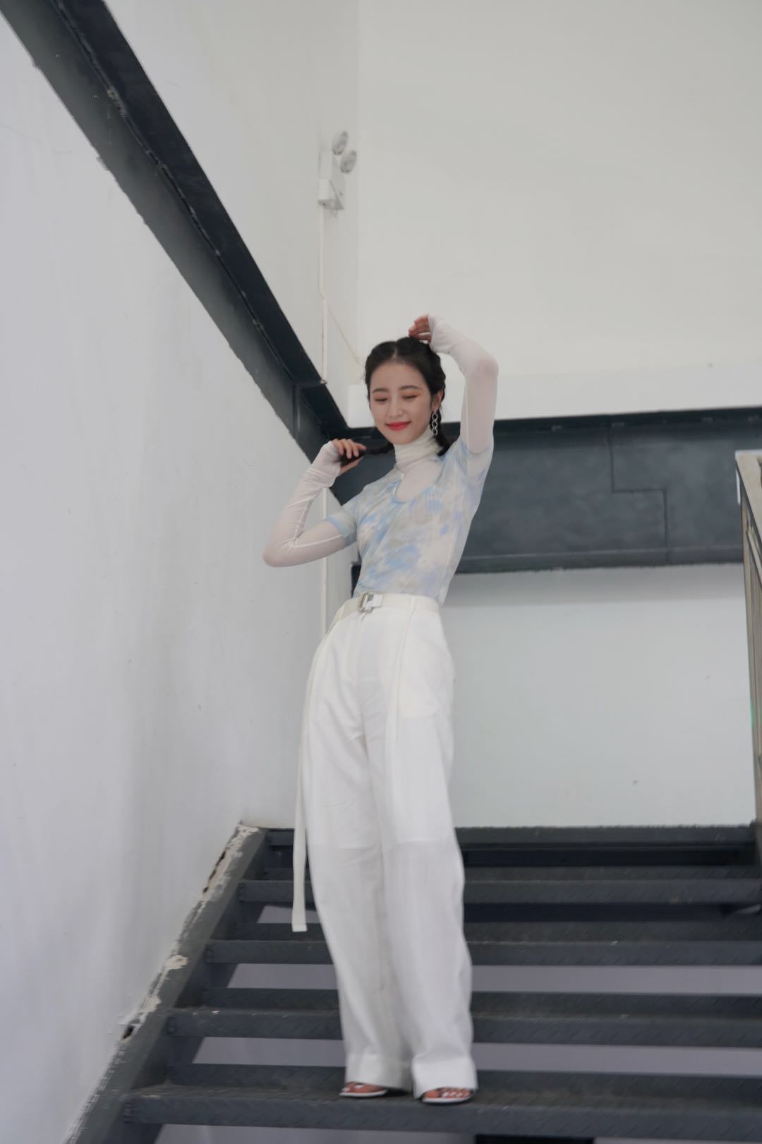 最近流行两个小辫子发型,周雨彤辫子发型叫什么发型