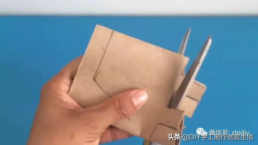 用白纸做个可爱的咩咩羊,用纸折一个可爱的小山羊