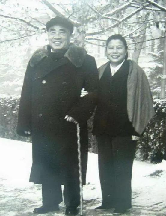 刘建期待小汽车接他上小学，等来脚蹬三轮车，*德朱**的做法让人敬佩