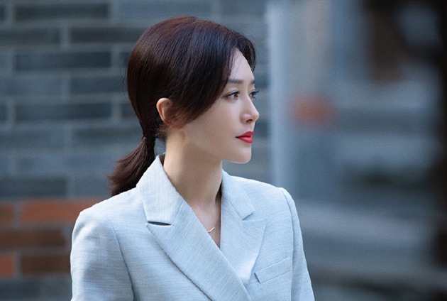 从白月光到莫向晚秦岚只用了支“本宫不死”色口红