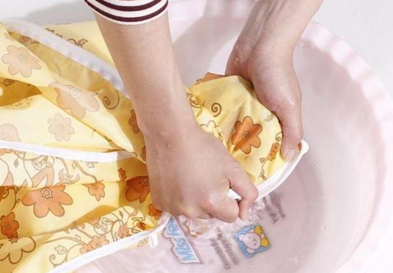 衣物陈年油污怎么去除,衣物上的油垢拿什么洗好