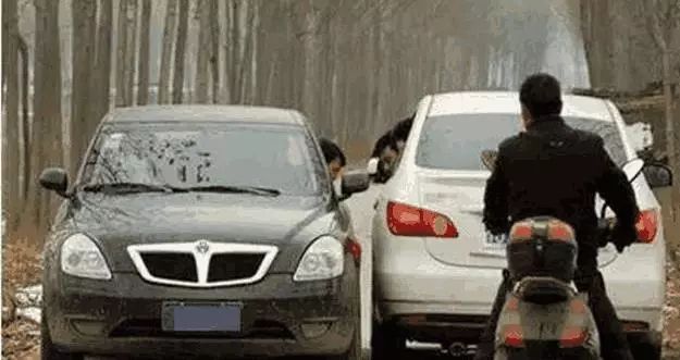 开车老压线怎么办？用这个方法，盯着这两点让你不压线