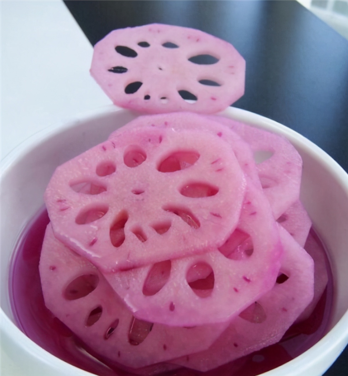 莲藕焯水为什么会变黑,莲藕为什么变红呢