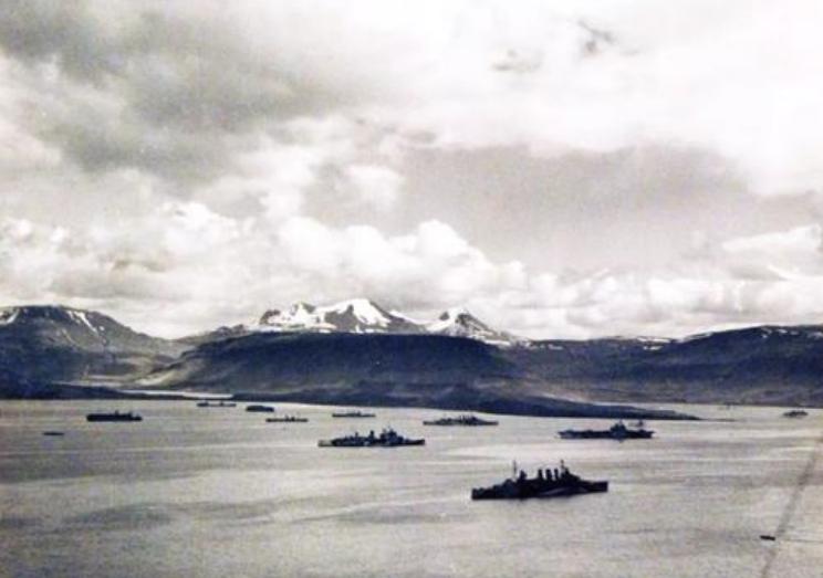 航母甲板厚度不足50毫米,航母甲板是完全平整的么