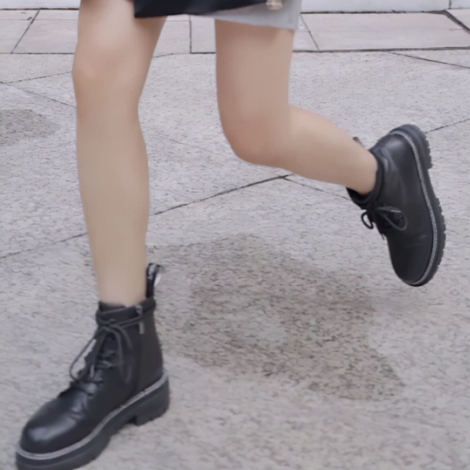 别再穿小白鞋了夏天适合穿凉鞋,高帮小白马丁靴鞋秋冬搭配