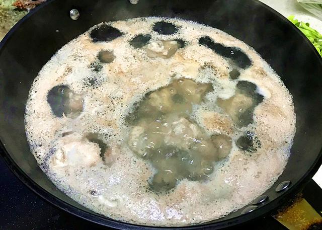 炖肉的时候起白沫沫怎么办,炖肉出现的浮沫是精华还是脏东西