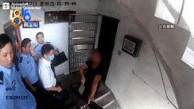 猖狂老赖欠钱不还威胁女子,老赖拒不还钱妻子以死威胁干警