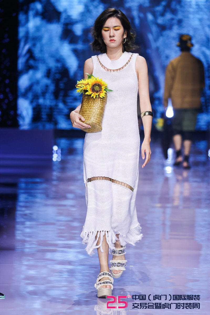 以纯2019夏季秀场,以纯女装2019发布会
