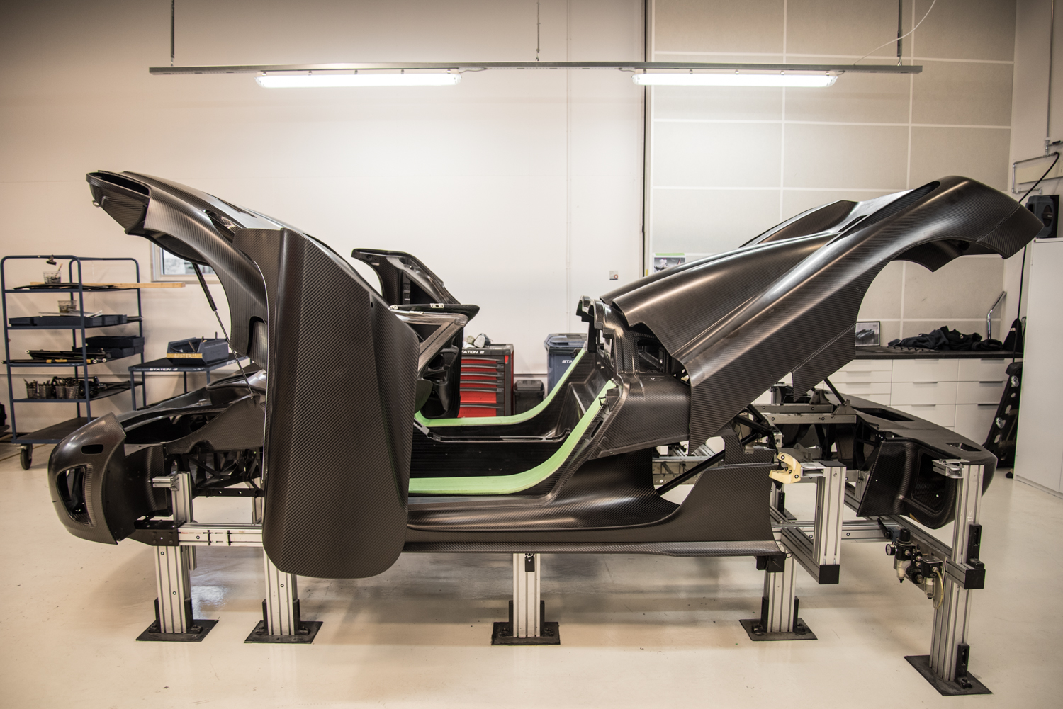 三十几人的瑞典小厂，如何就打造出千万级别的超跑呢？本文详解