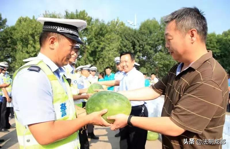 炎炎夏日送清凉关怀暖人心,炎炎夏日送清凉丝丝关爱入心田
