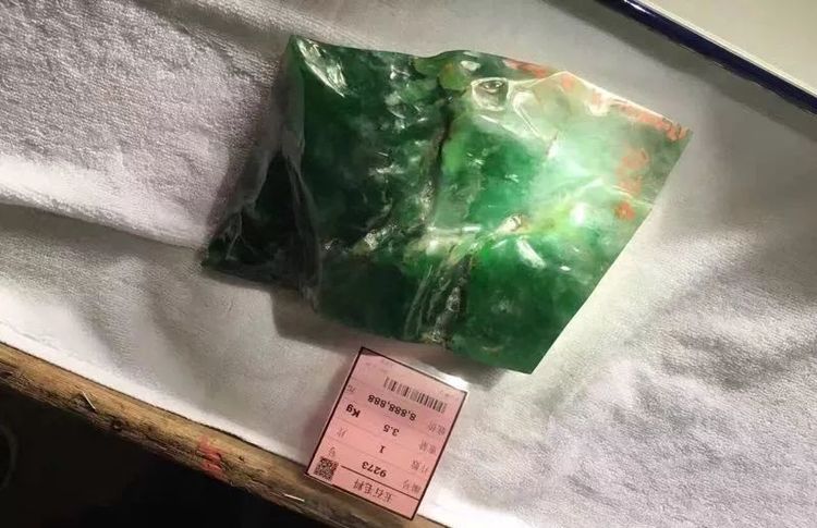 赌石为什么有十赌九输,花两万买的翡翠是不是真的