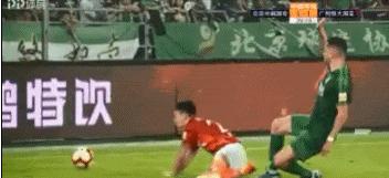 语言攻击+扔水瓶进场内,国安球迷太毒,裁判给黄牌被骂惨了