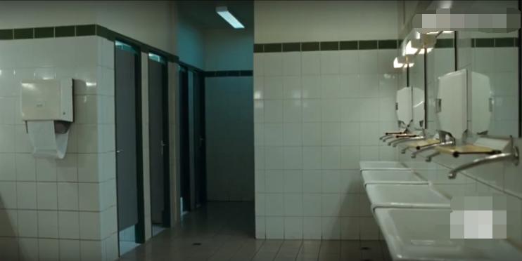 男孩背后长了一只翅膀,男孩身上长了一对翅膀是什么电影