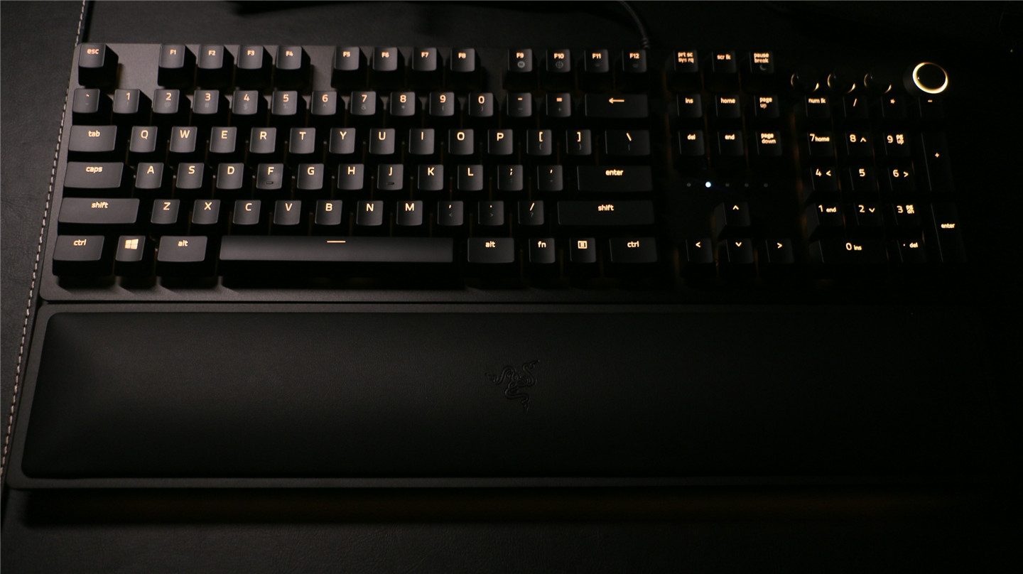 雷蛇猎魂光蛛粉晶键盘测评,雷蛇键盘猎魂光蛛v2线性轴评测