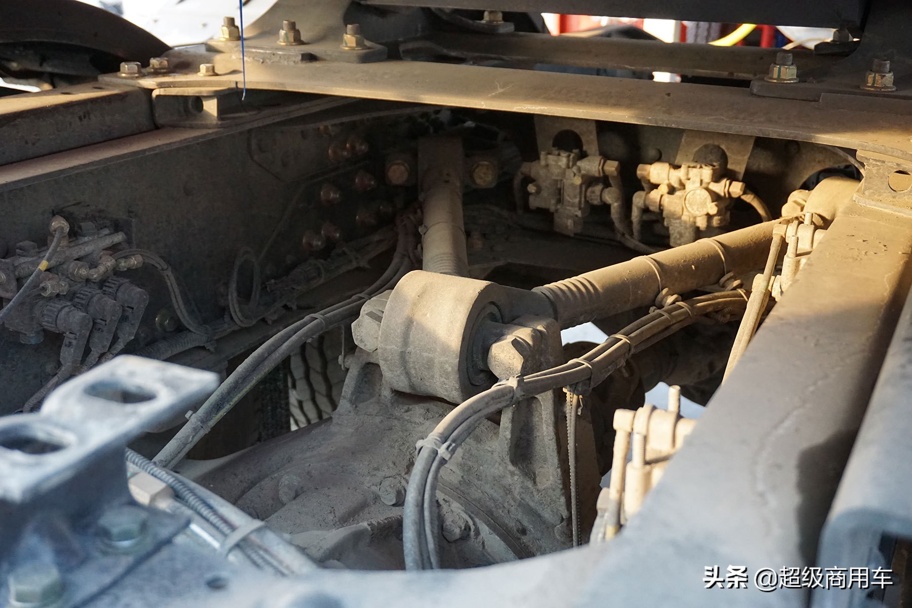 乘龙h5单桥自卸3.8米轴距定制版,乘龙h5vlng牵引车多少吨