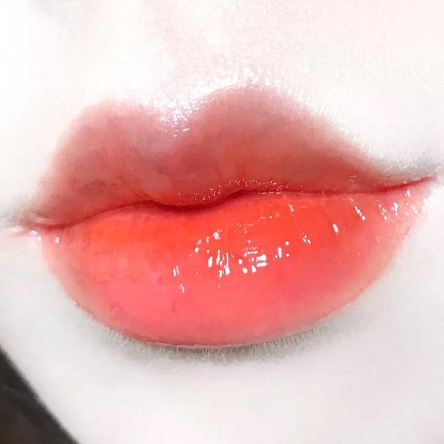 巩俐裸色口红亮相戛纳,巩俐白裙自带气场