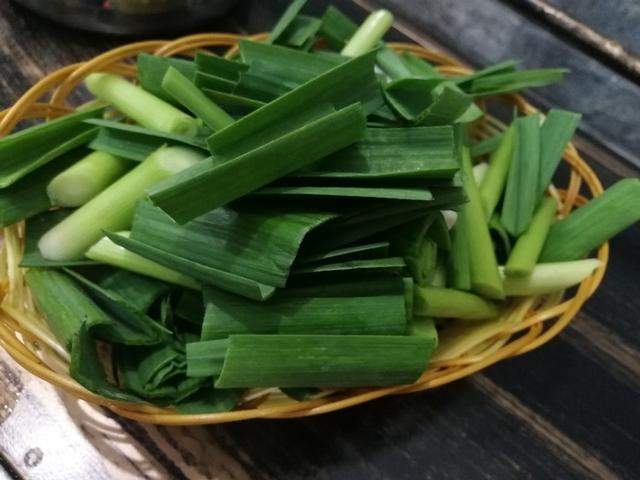 郑州美食地锅炖鸡贴饼子,地锅炖鸡贴饼子的抖音视频