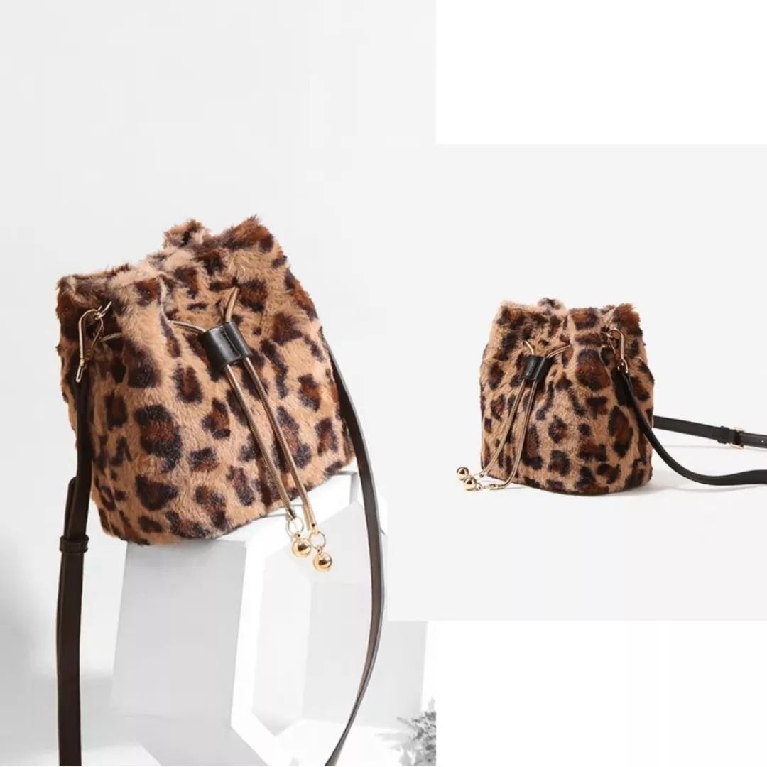 我花1000多块买的毛绒包，后来发现有点贵！