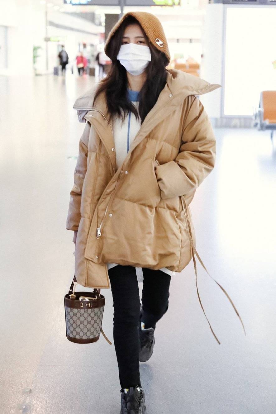 白鹿的冬季穿搭走的“乖乖女”路线，卡其色棉袄配紧身裤，很耐看