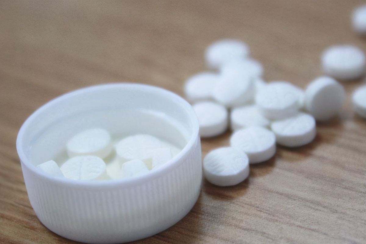 治疗叶酸与补充叶酸有什么区别吗,正常成年人补充叶酸每天多少合适