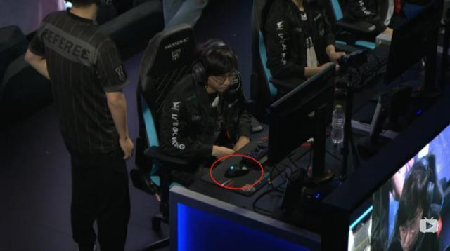 难怪RNG不用，继S8之后，这款鼠标又在暴雪嘉年华赛事中失灵