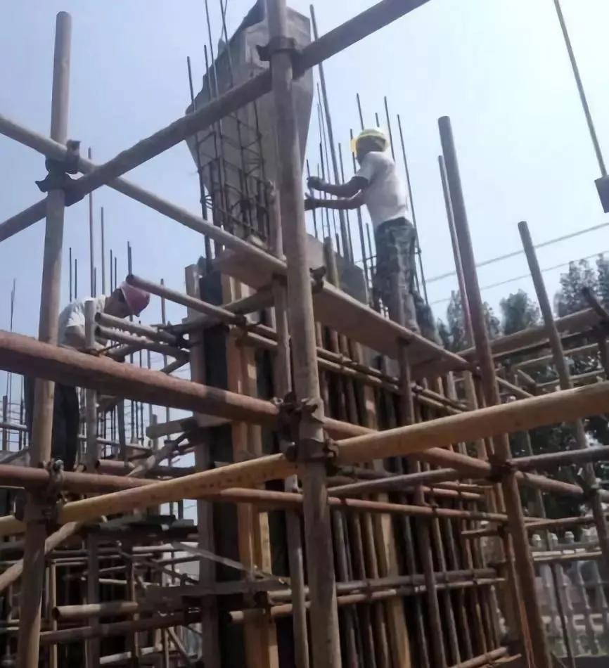 累不死的钢筋工晒不死的架子工,工地木工累还是架子工