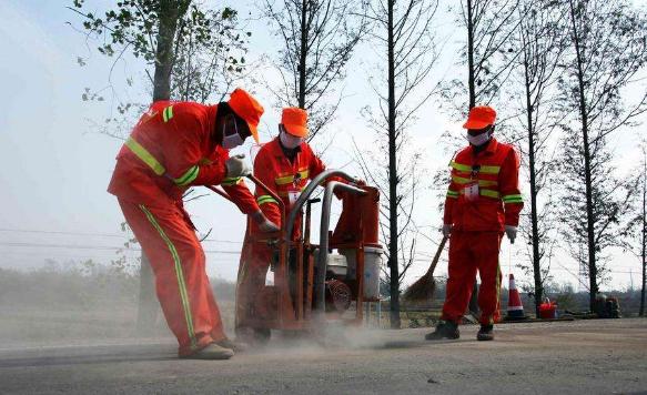 公路养护员好吗,公路养护工人的收入低吗