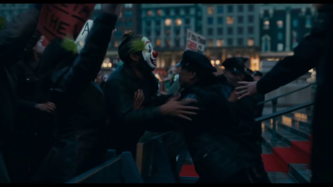 小丑口碑大爆豆瓣评分9,dc新片小丑首曝预告风格黑暗