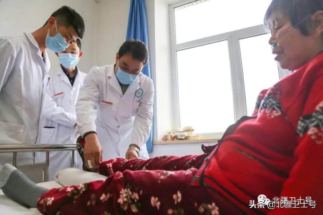 军医为祖国救人,军医为老百姓看病