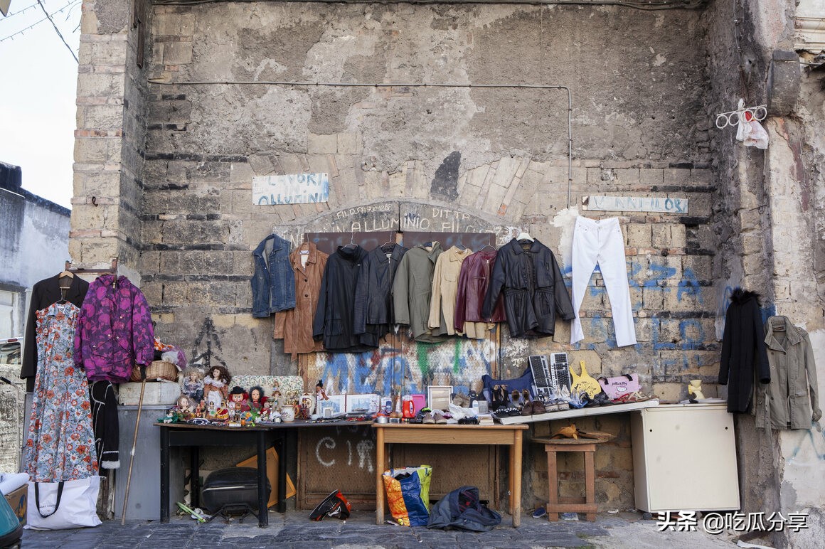 几十年来，意大利人一直在这个露天市场里打捞美国的旧军服