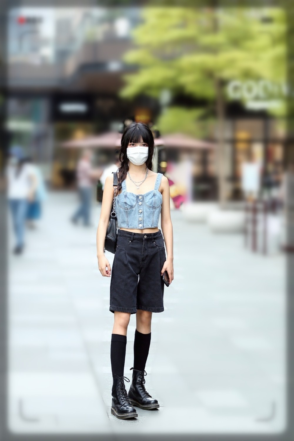 今年流行的长袜搭配,显瘦长筒袜穿搭