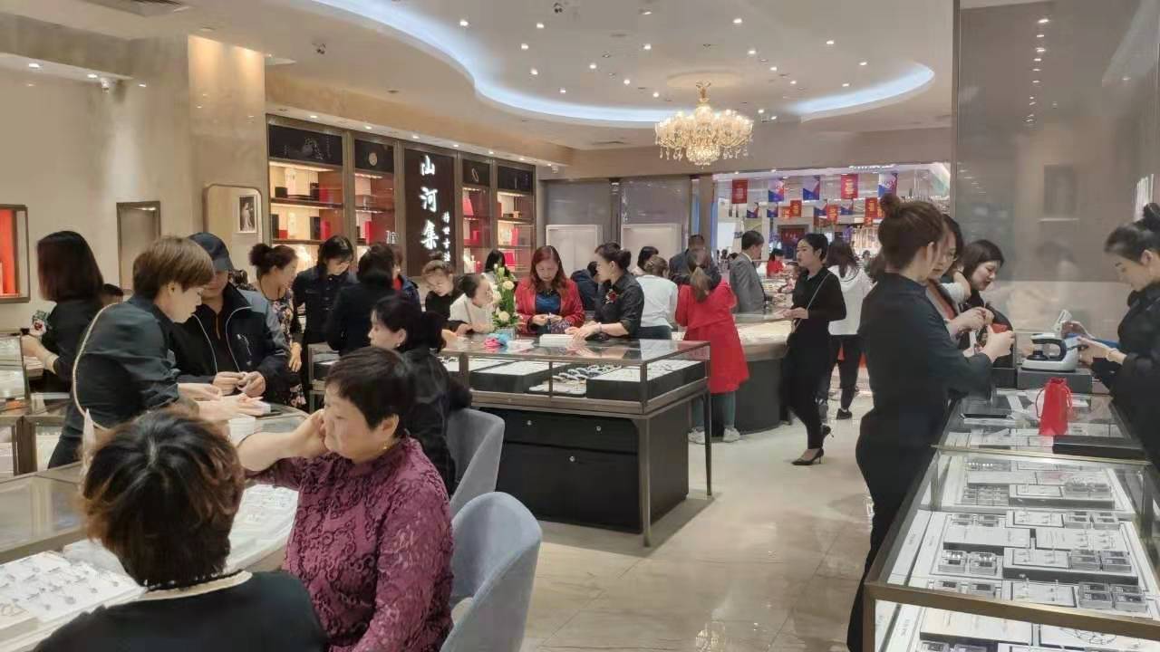 买克拉钻送茅台！碧罗珠宝友好百盛店开业，洪荒之礼，势不可挡