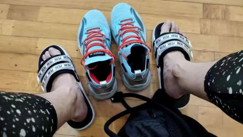 涨见识了!原来很多开宝马的都有一面鞋墙,穿的球鞋不上千就上万