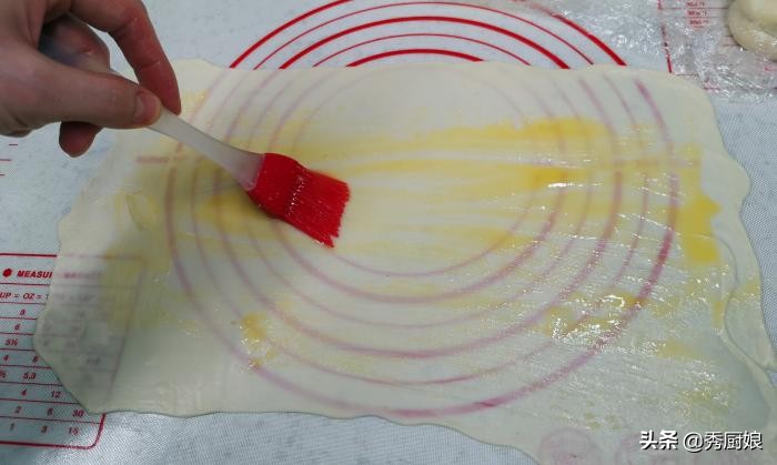 家里有面粉，就能做香酥手抓饼，1次做上30张，5分钟搞定全家早餐