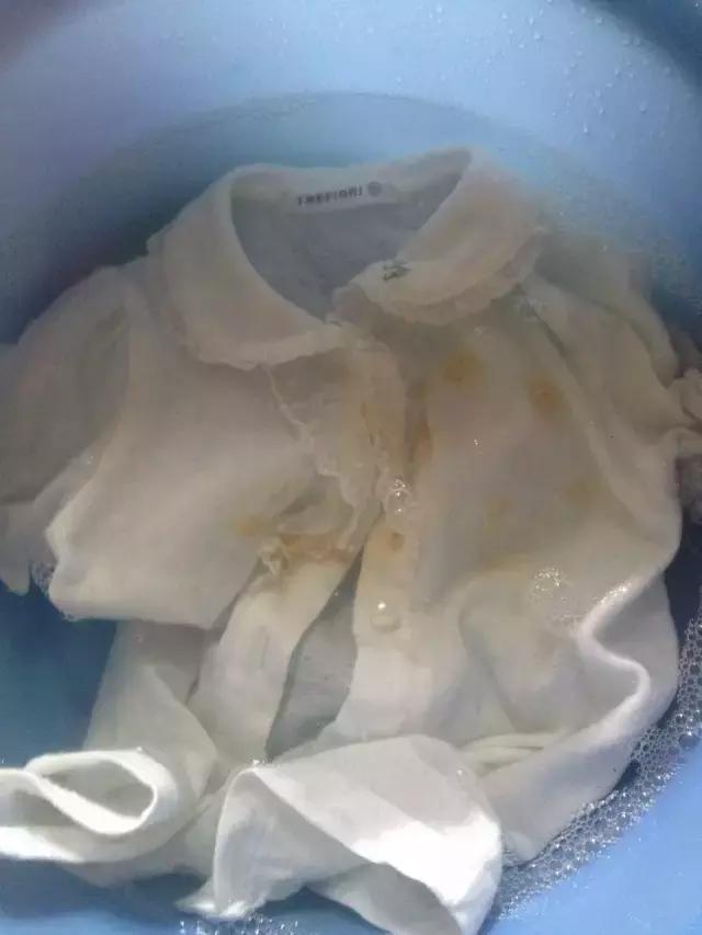 白衣服不小心染上了污渍怎么办,白衣服弄脏了怎么洗才能洗干净