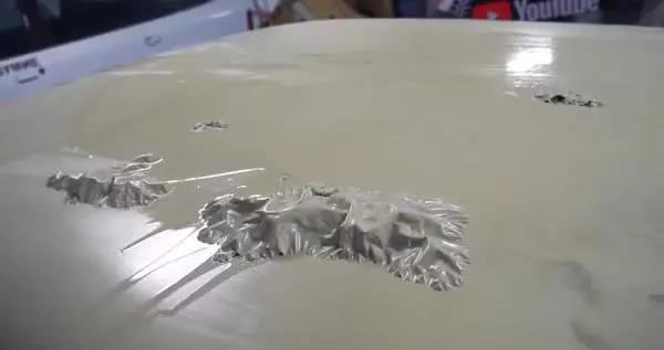 牛人在车上刷满除漆剂，漏出车身本色，车主：太漂亮了