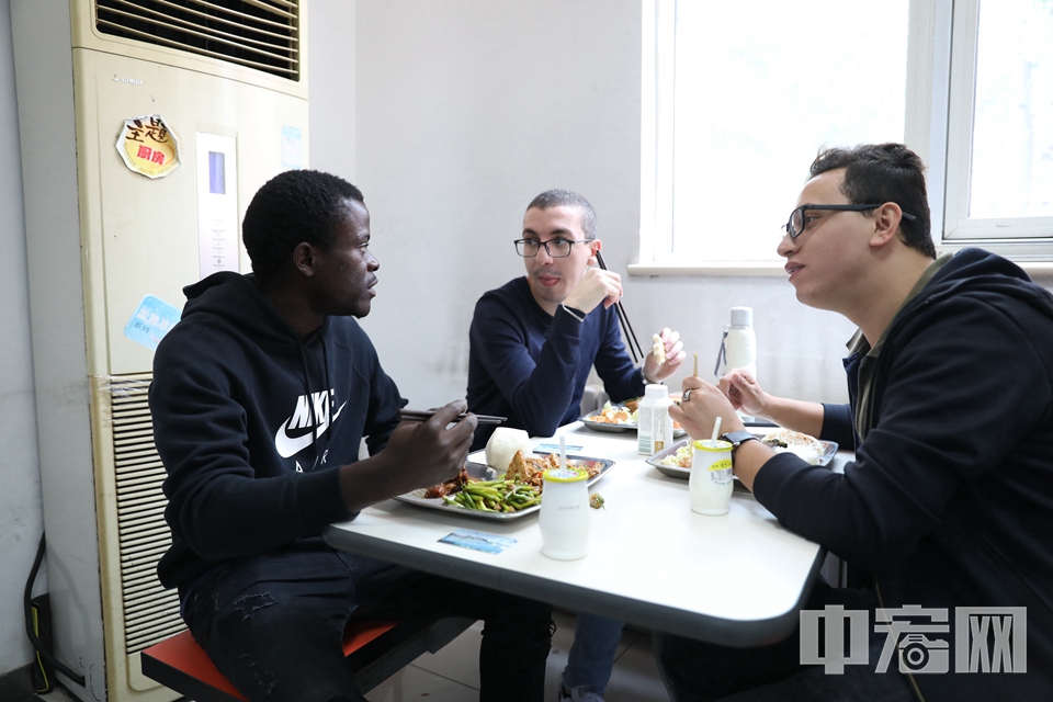 这位来自非洲的“吕布”如今成了“中国通”