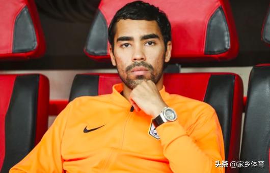 中超豪门官宣葡国天才入籍，高举五星红旗，却闹中国足球最大乌龙