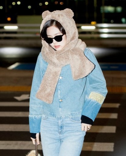 jennie穿的帆布鞋,jennie蓝色牛仔外套